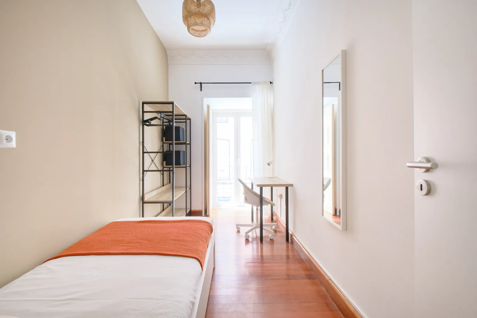 Room 2 - Double Room in Rato, Lisbon – photo 2 of 16