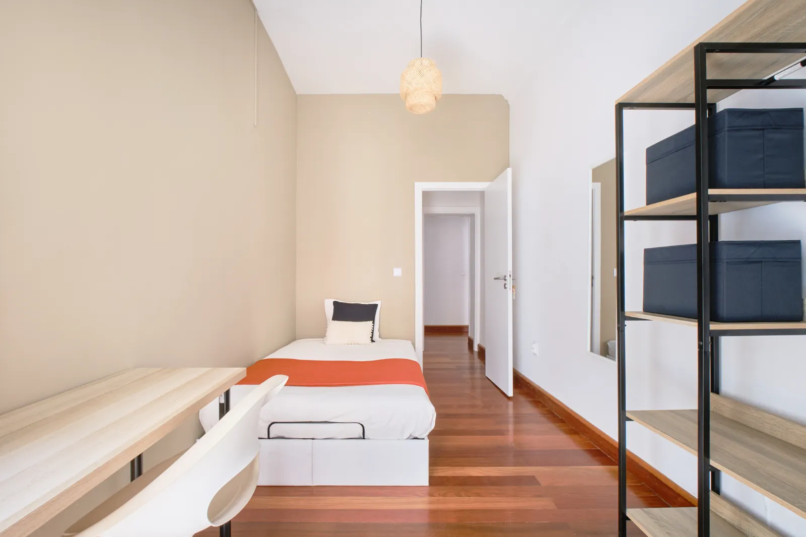 Room 3 - Double Room in Rato, Lisbon – photo 2 of 17