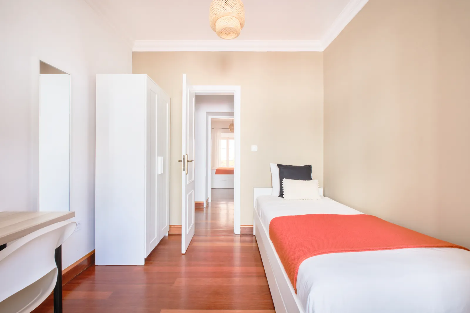 Room 6 - Double Room in Rato, Lisbon – photo 2 of 17