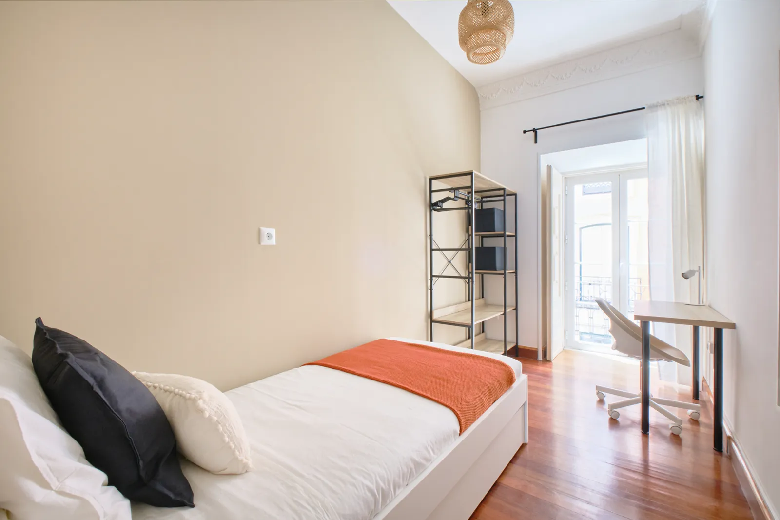 Room 2 - Double Room in Rato, Lisbon – photo 3 of 16