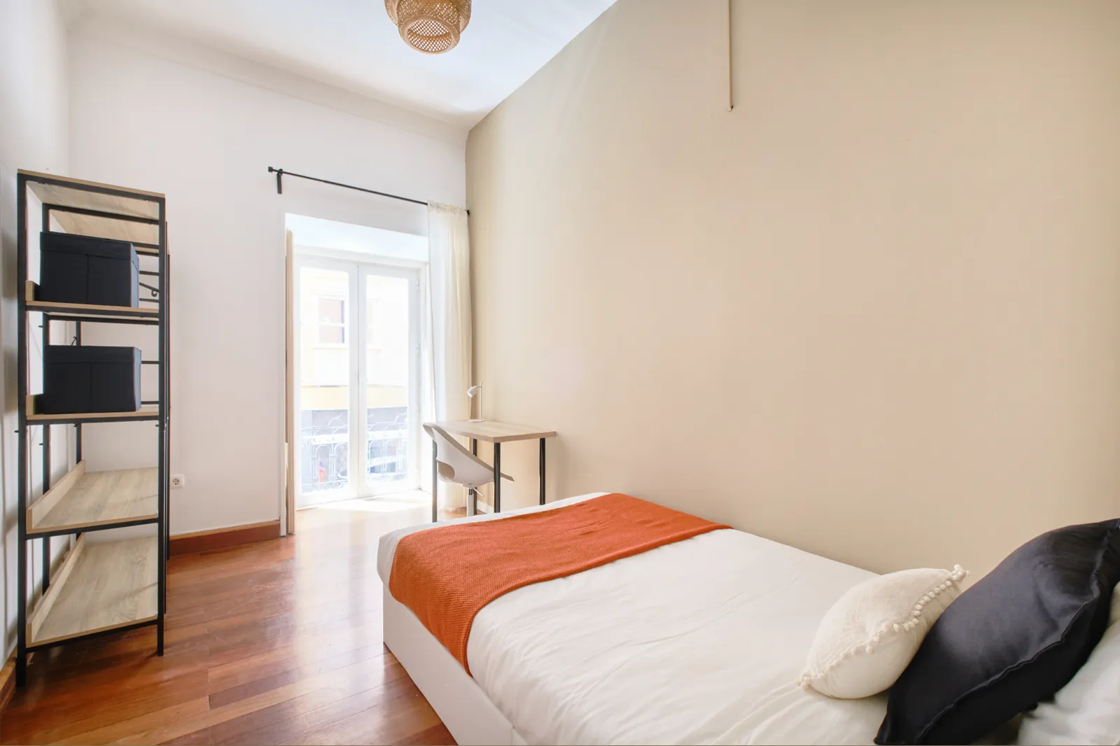 Room 3 - Double Room in Rato, Lisbon – photo 3 of 17