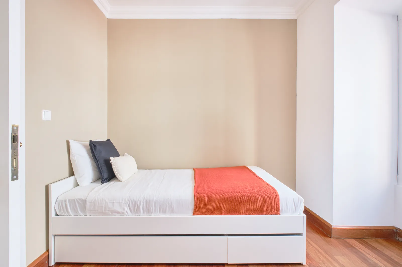 Room 6 - Double Room in Rato, Lisbon – photo 3 of 17