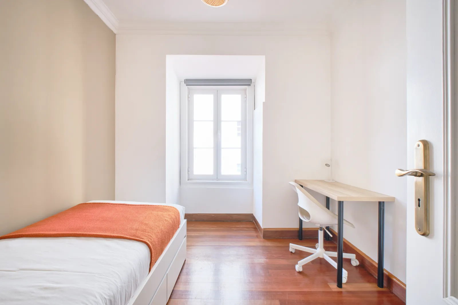 Room 6 - Double Room in Rato, Lisbon – photo 4 of 17