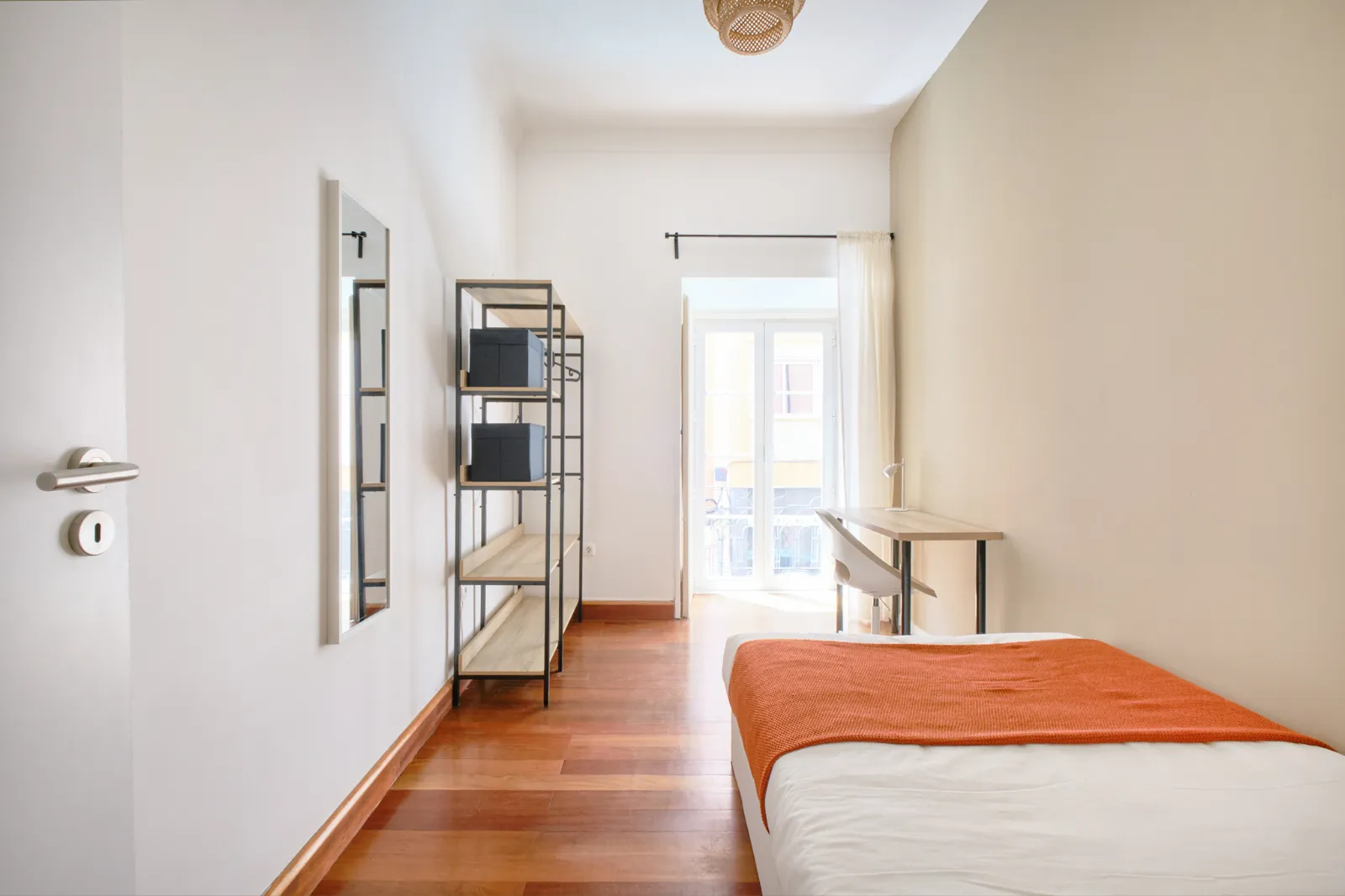 Room 3 - Double Room in Rato, Lisbon – photo 4 of 17