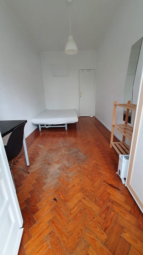 Sunny Double Room 2 with Desk em São Domingos de Benfica, lisboa – foto 2 de 12