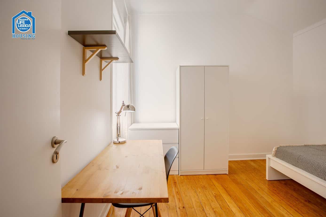 Spacious Student Room 4 in Santos-o-Velho in lisboa – photo 1 of 3
