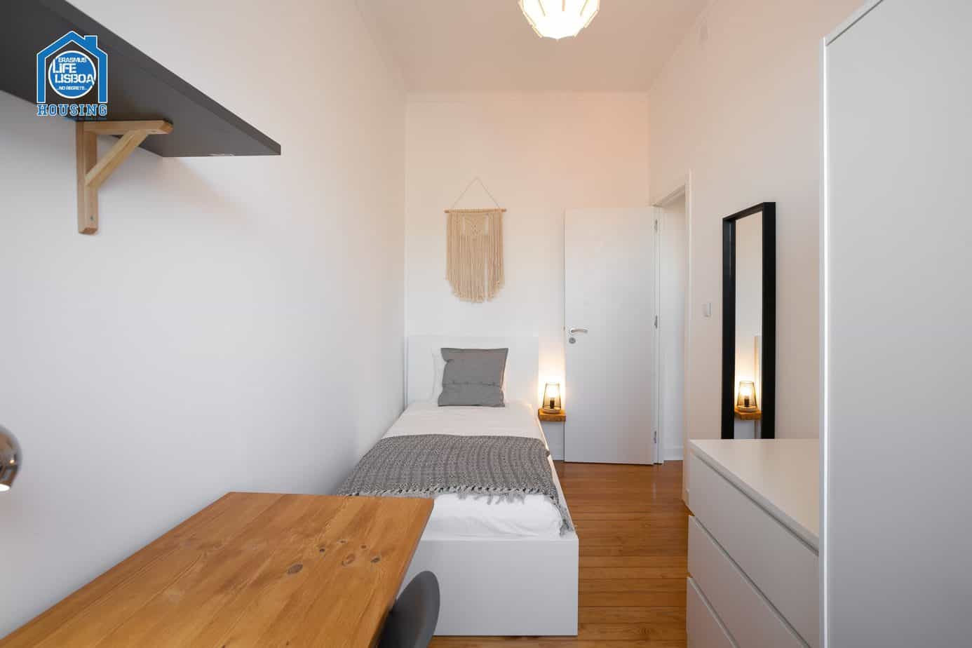 Bright & Cozy Room 1 with Desk – Santos-o-Velho Flat in lisboa – photo 1 of 3