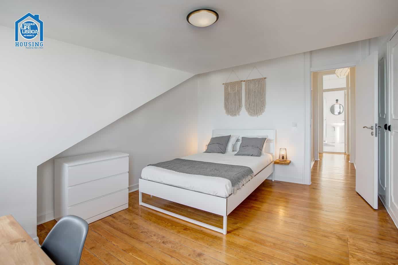 Bright & Sunny Room 6 with Ocean View in Santos-o-Velho em Santos-o-Velho, lisboa – foto 3 de 18