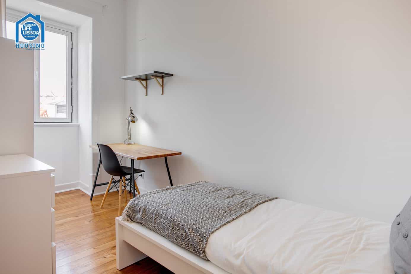 Bright & Cozy Room 1 with Desk – Santos-o-Velho Flat in Santos-o-Velho, lisboa – photo 2 of 16