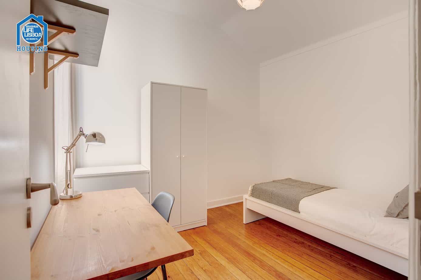 Spacious Student Room 4 in Santos-o-Velho in Santos-o-Velho, lisboa – photo 2 of 16