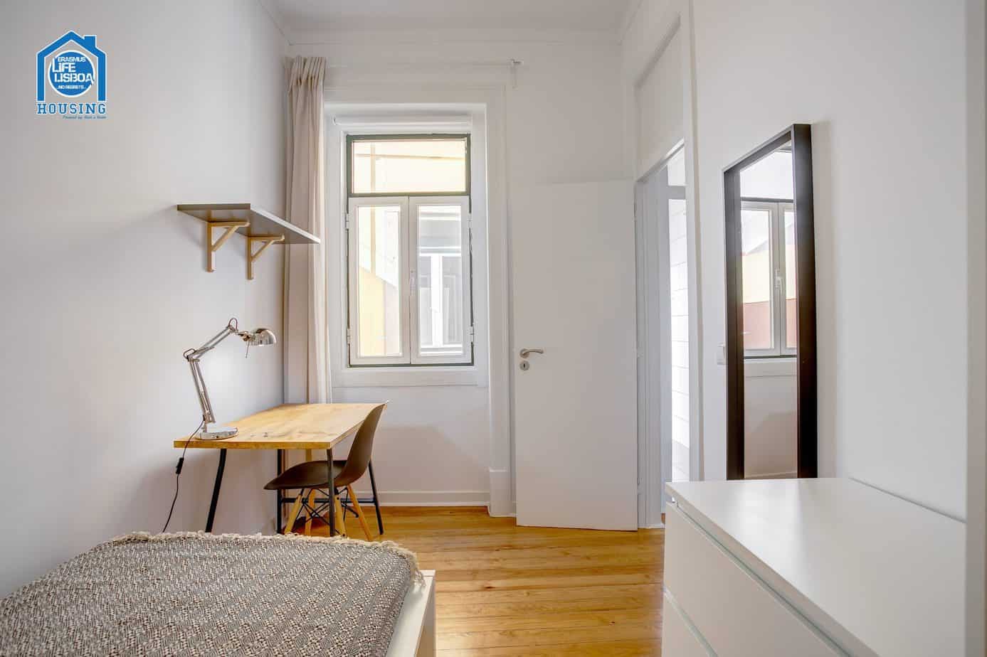 Stylish Room 5 with Natural Light in lisboa – photo 1 of 4