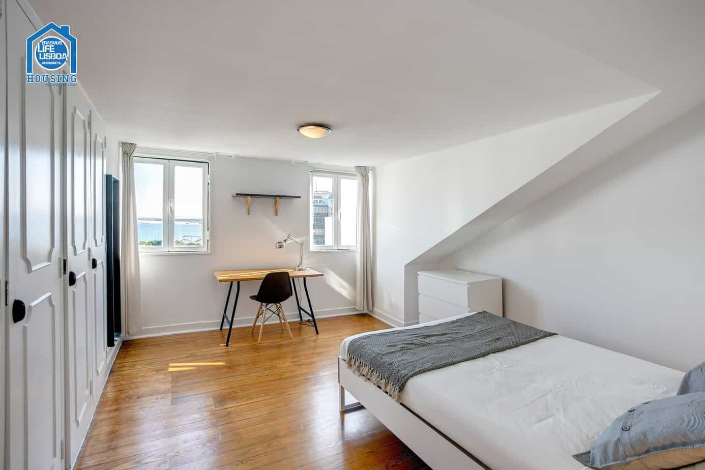 Bright & Sunny Room 6 with Ocean View in Santos-o-Velho in lisboa – photo 1 of 5