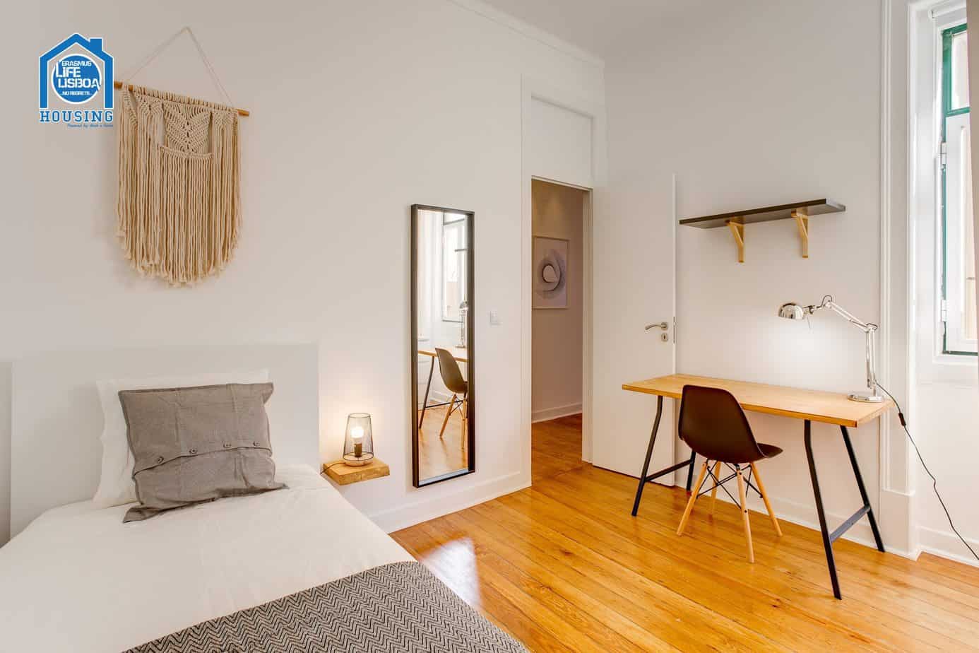 Spacious Student Room 4 in Santos-o-Velho in Santos-o-Velho, lisboa – photo 3 of 16