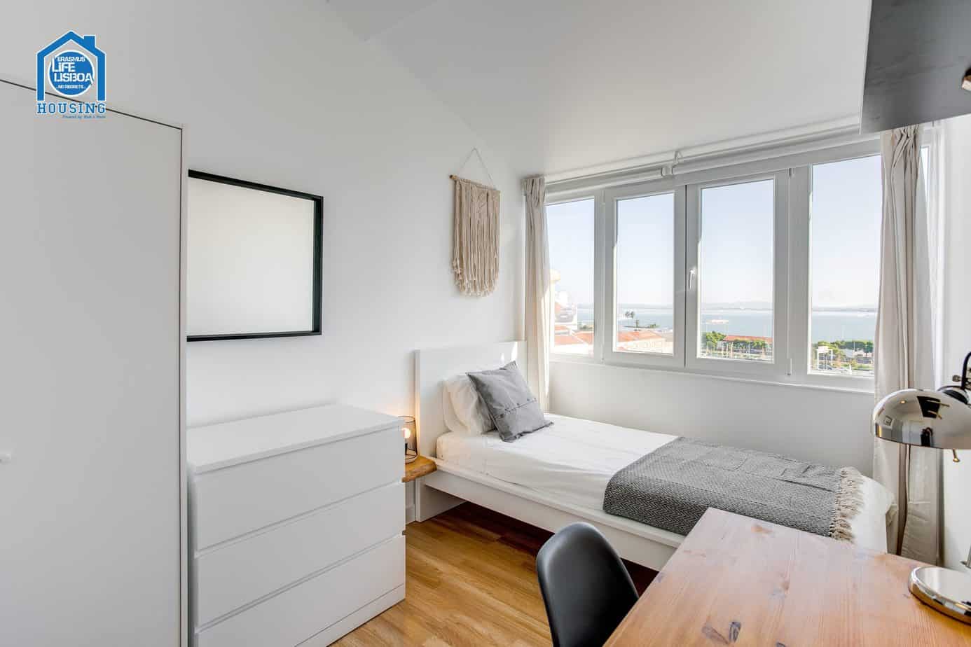 Comfortable Ocean View Room 7 in Santos-o-Velho in Santos-o-Velho, lisboa – photo 2 of 18