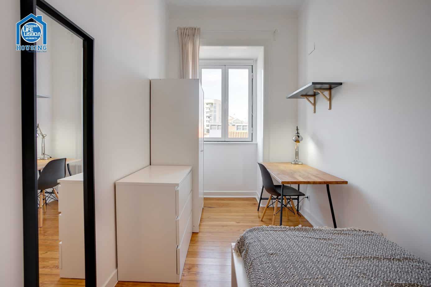 Bright & Cozy Room 1 with Desk – Santos-o-Velho Flat in Santos-o-Velho, lisboa – photo 3 of 16