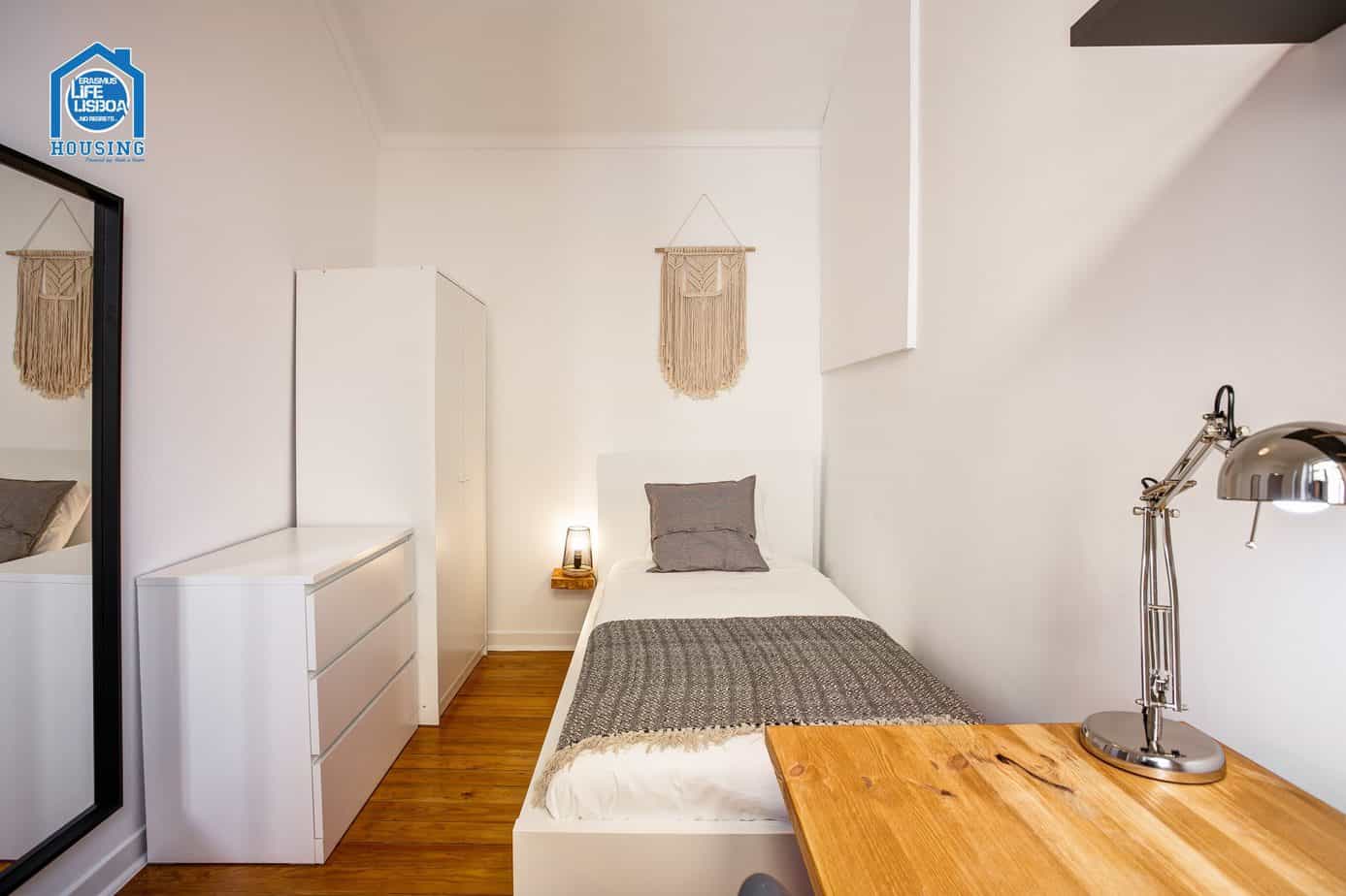 Stylish Room 5 with Natural Light em Santos-o-Velho, lisboa – foto 2 de 17