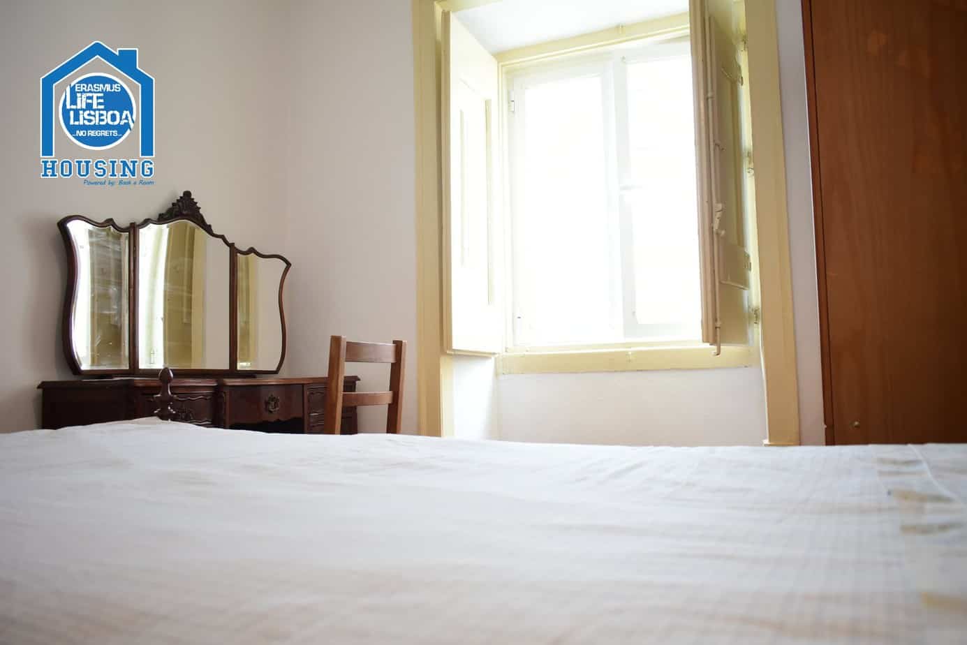 Student Room 6 - Desk, Wardrobe & Window em Bairro Alto, lisboa – foto 3 de 11