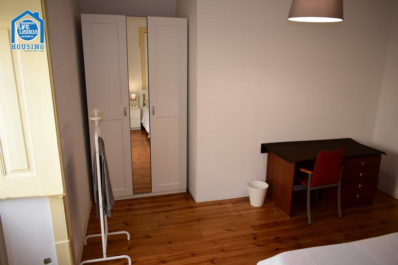 Comfortable Room 4 with Natural Light in Bairro Alto, lisboa – photo 5 of 14