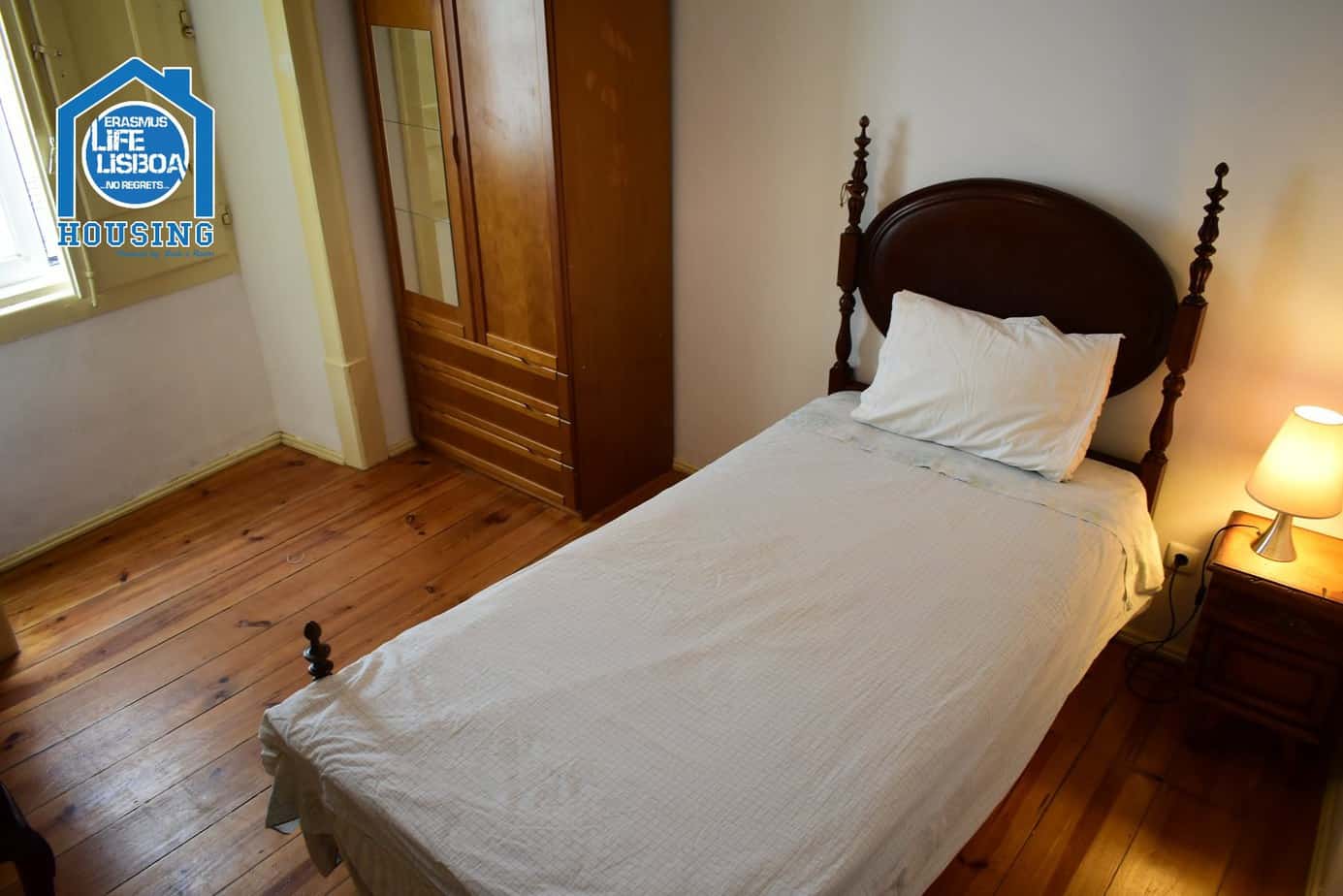 Student Room 6 - Desk, Wardrobe & Window em Bairro Alto, lisboa – foto 2 de 11