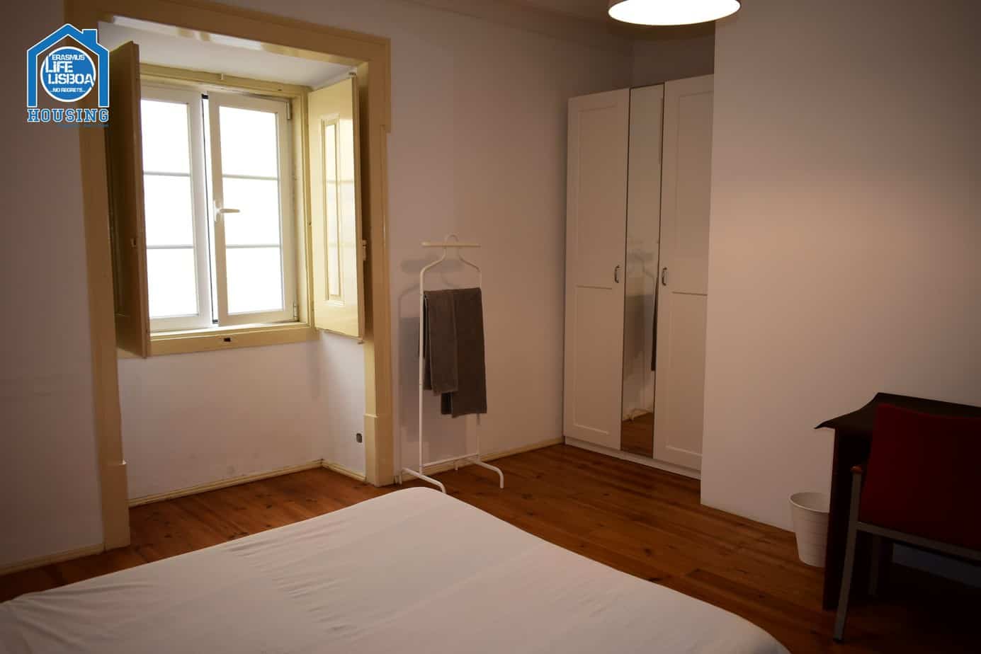 Comfortable Room 4 with Natural Light in Bairro Alto, lisboa – photo 3 of 14