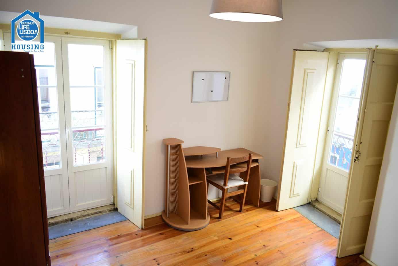 Room 2 - Comfortable Double Bedroom em Bairro Alto, lisboa – foto 4 de 12