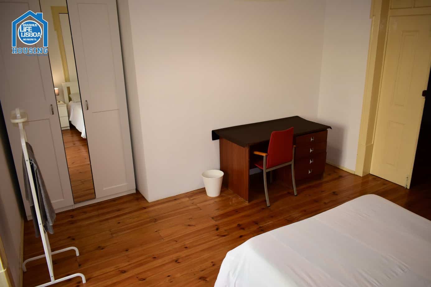 Comfortable Room 4 with Natural Light in Bairro Alto, lisboa – photo 4 of 14
