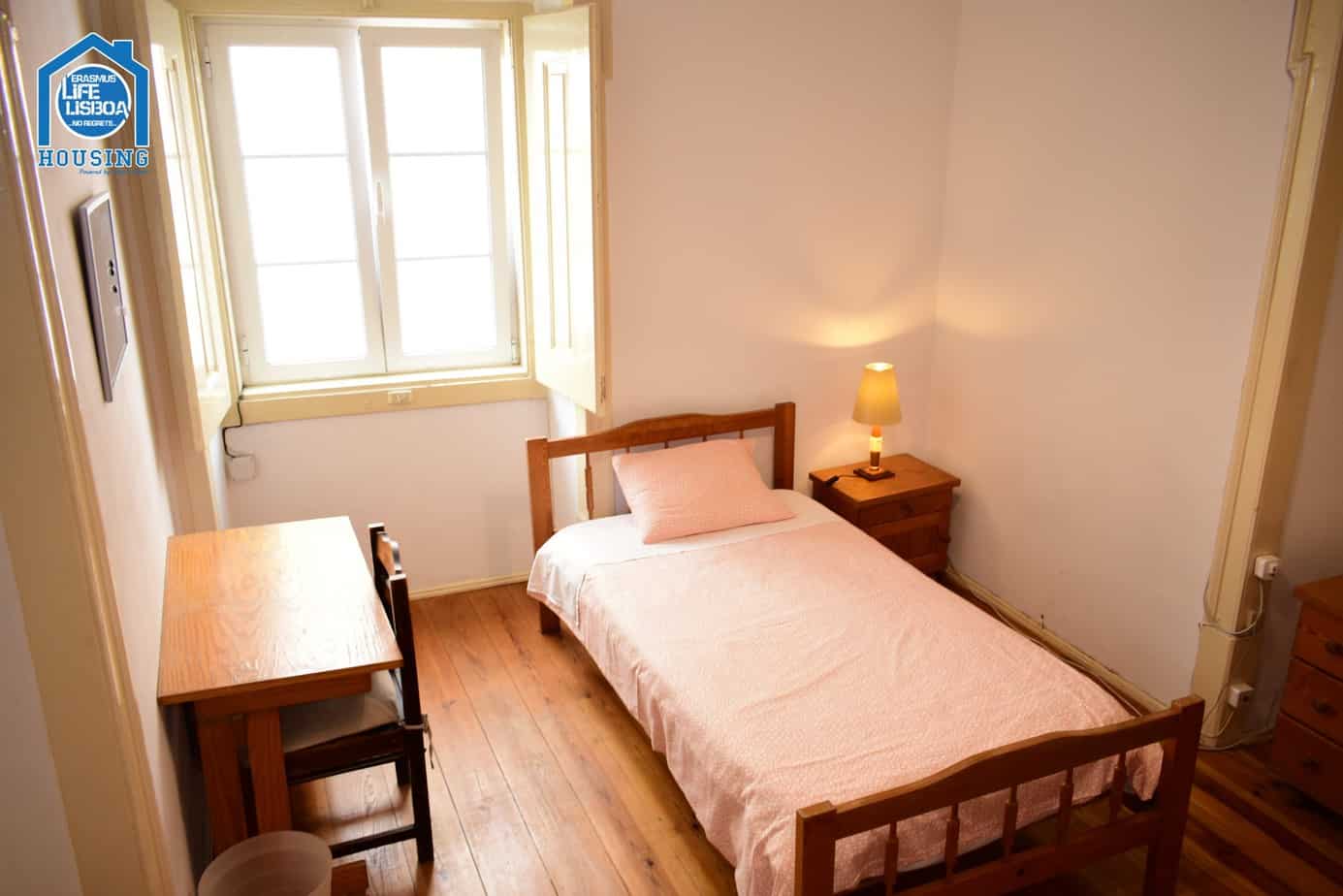 Sunny Single Room 3 - Desk & Storage em Bairro Alto, lisboa – foto 2 de 13