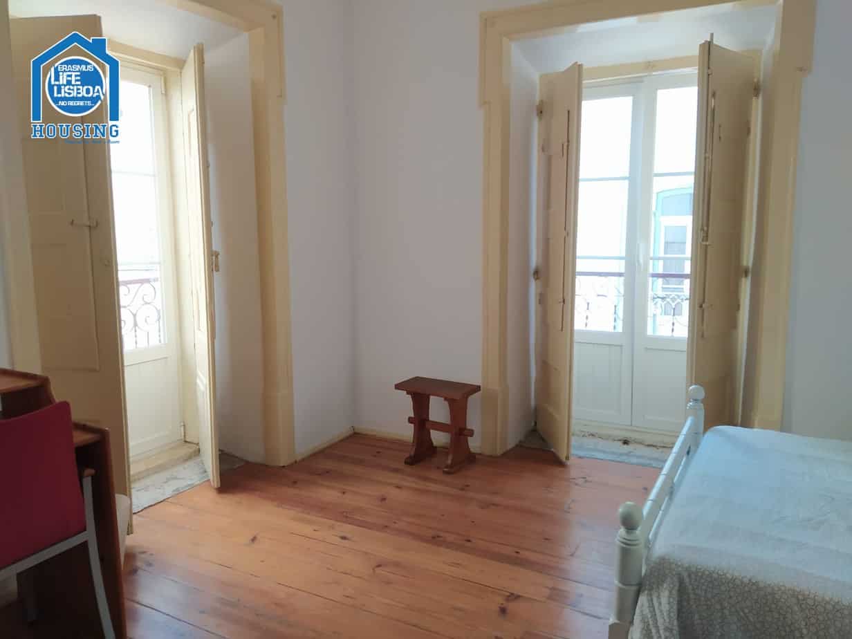Light-Filled Double Room 5 & Storage in Bairro Alto, lisboa – photo 4 of 12