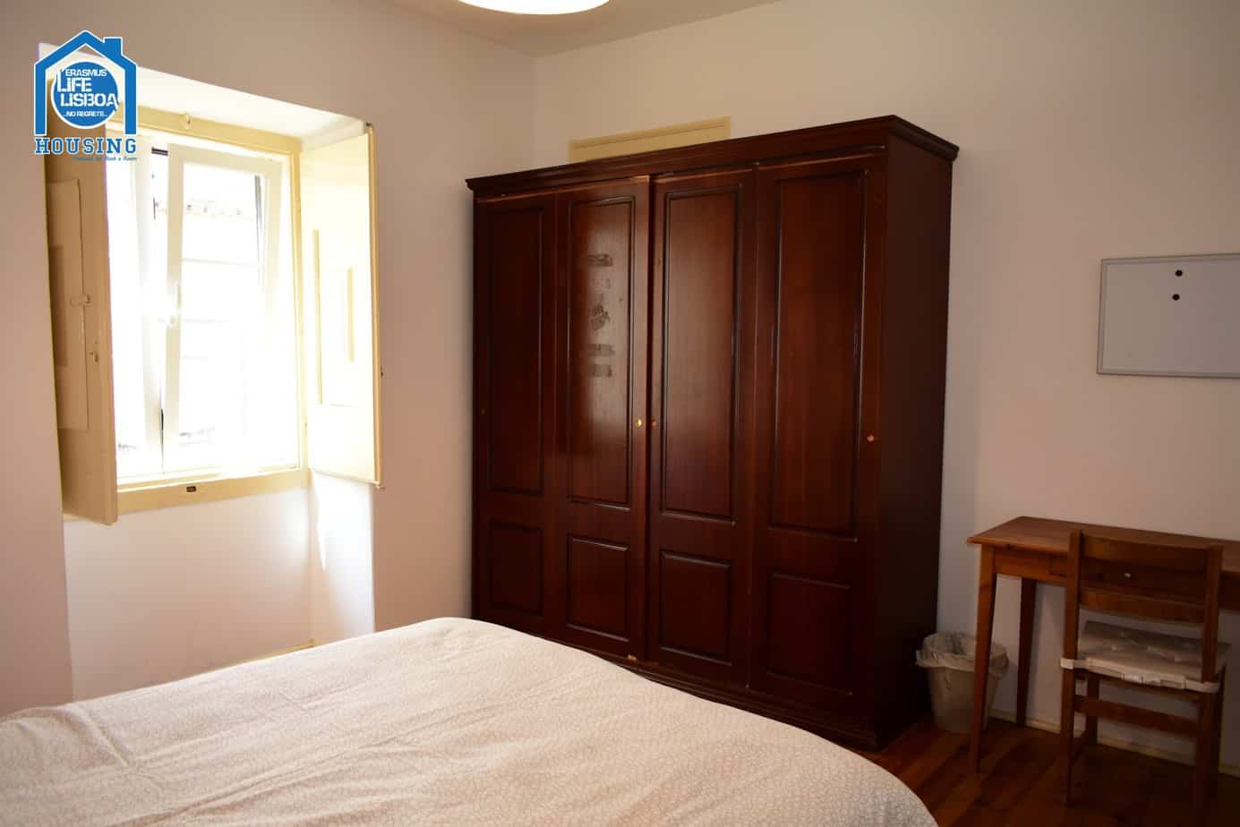 Room 1 - Ideal Student Space & Storage in Bairro Alto, lisboa – photo 3 of 12