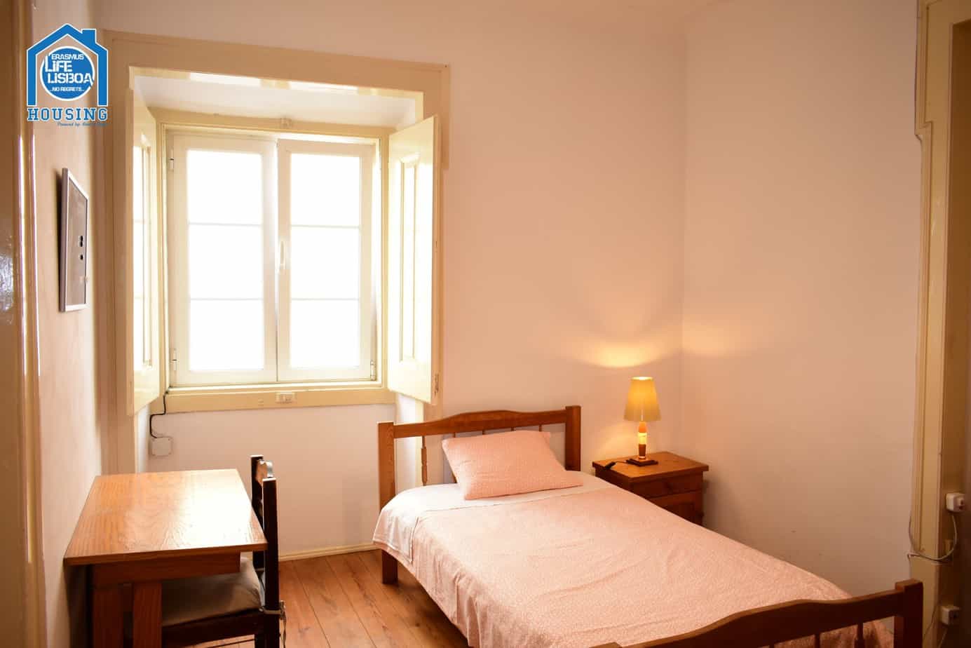 Sunny Single Room 3 - Desk & Storage em Bairro Alto, lisboa – foto 4 de 13