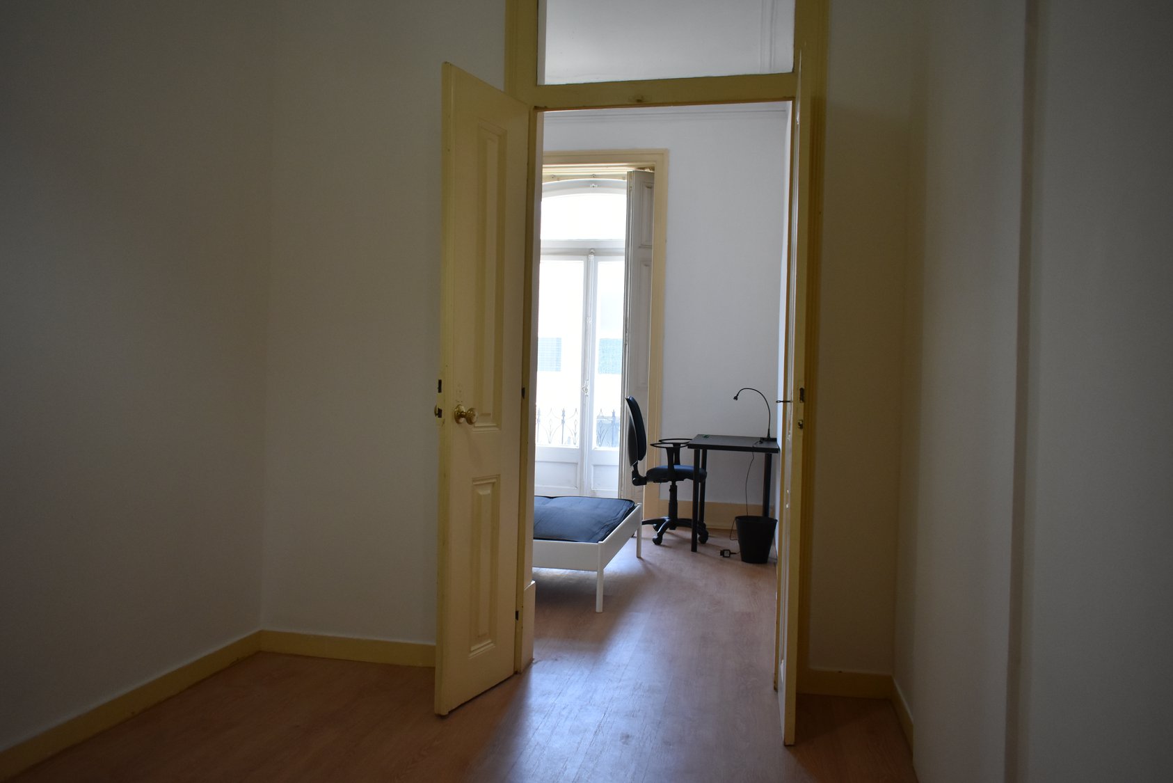 Spacious Double Room 4 with Desk & Natural Light em Anjos, lisboa – foto 5 de 29