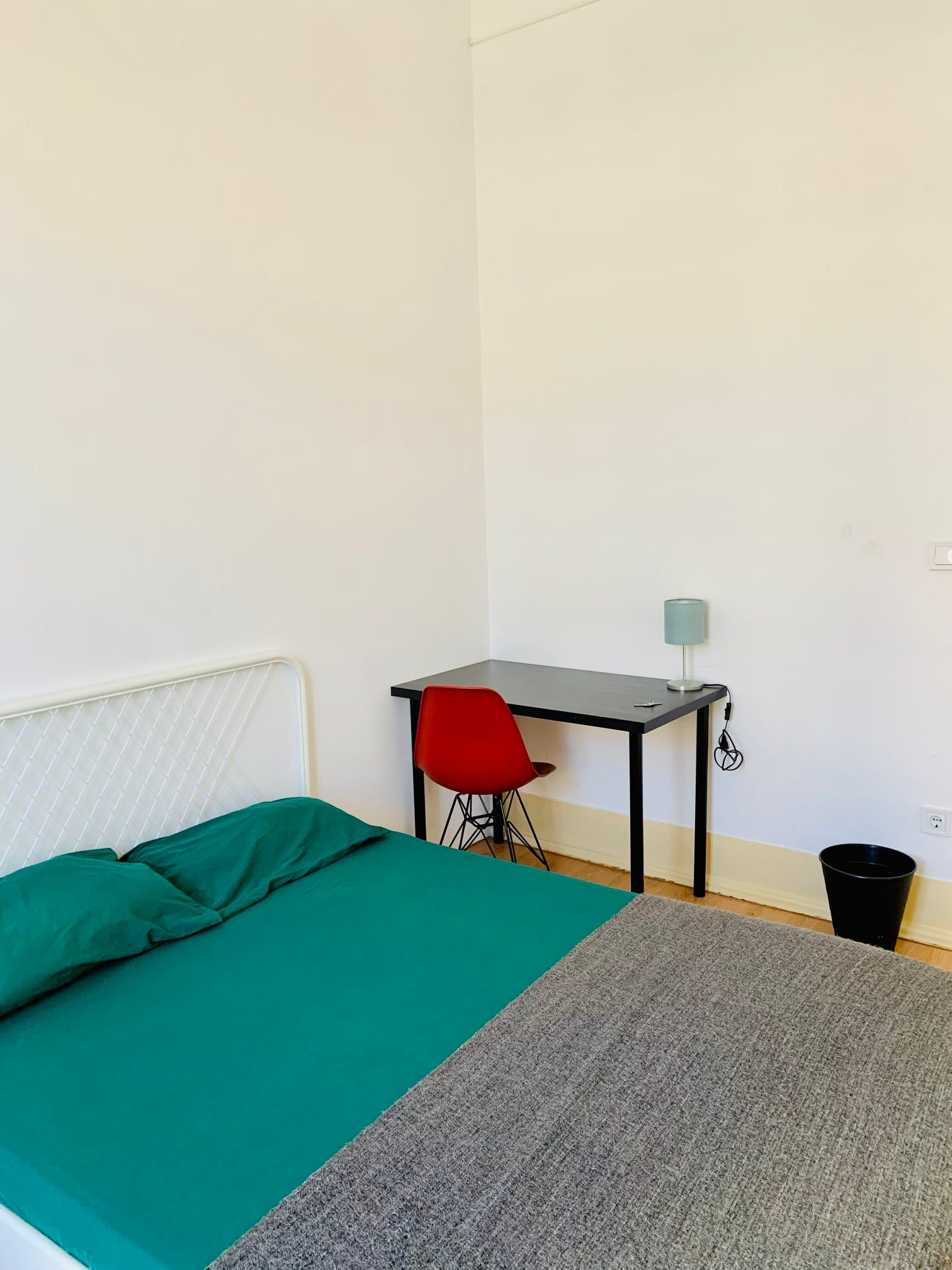 Sunny Double Room 2 with Desk & City View em Anjos, lisboa – foto 3 de 27