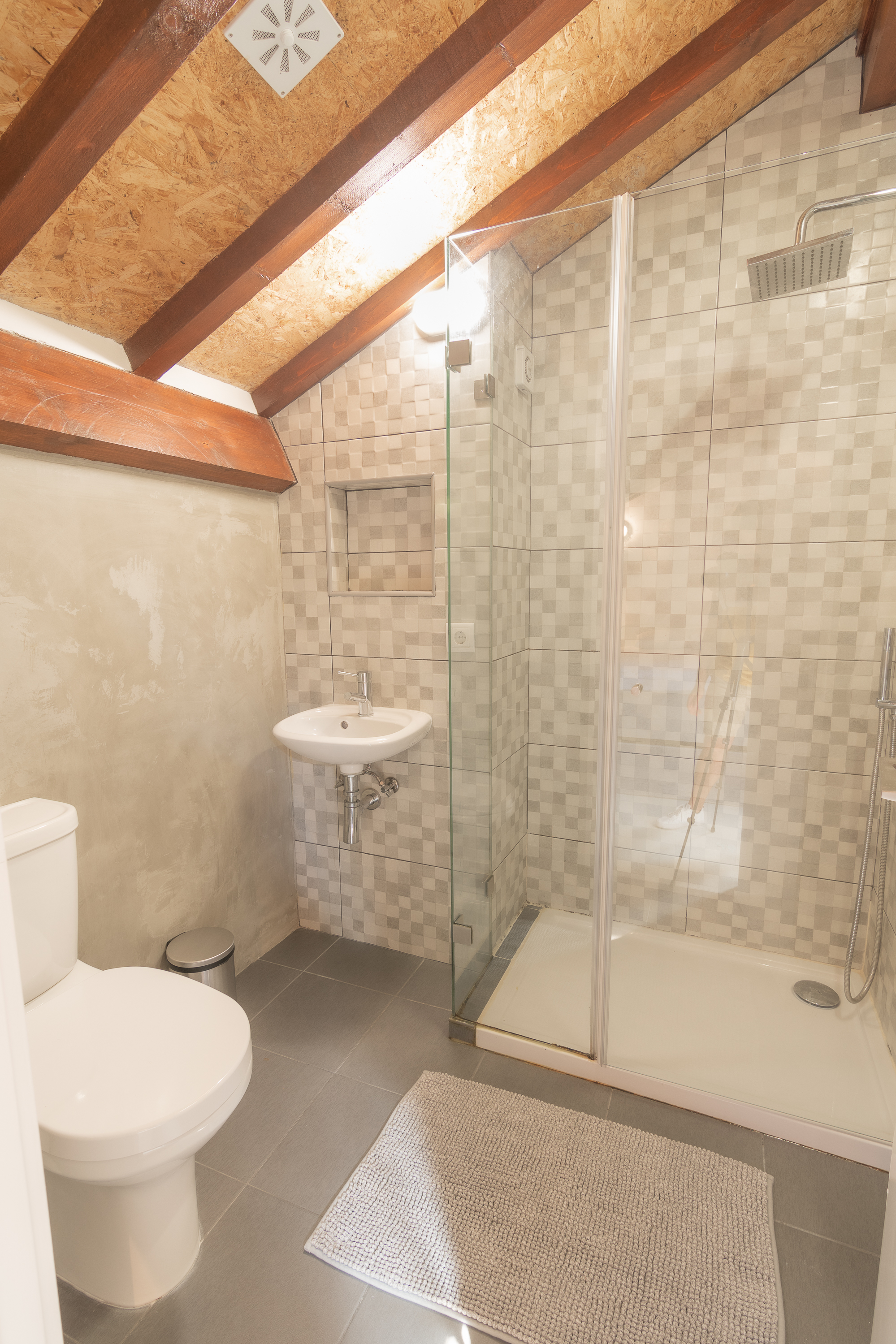 Double in-suite bedroom 4 w/ private bathroom in Dom Luís I Bridge in Santa Marinha, porto – photo 4 of 13