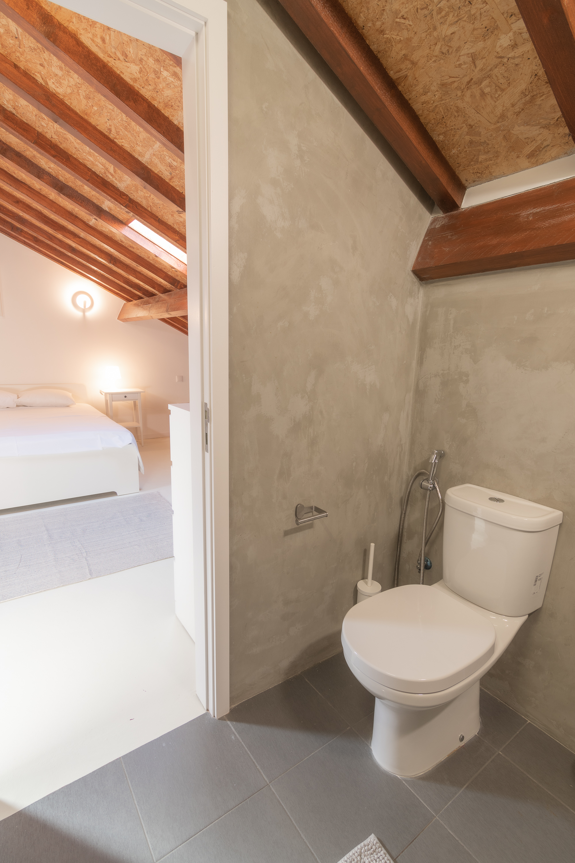 Double in-suite bedroom 4 w/ private bathroom in Dom Luís I Bridge in Santa Marinha, porto – photo 3 of 13