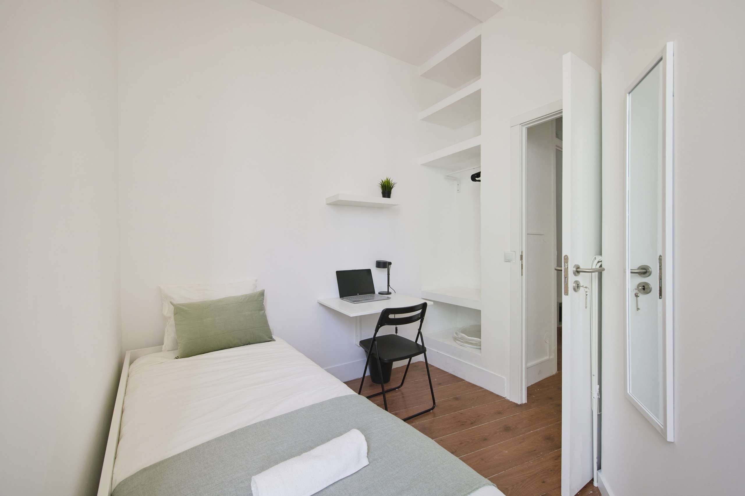 Well-Lit Room 3 with Window & Desk em lisboa – foto 1 de 4