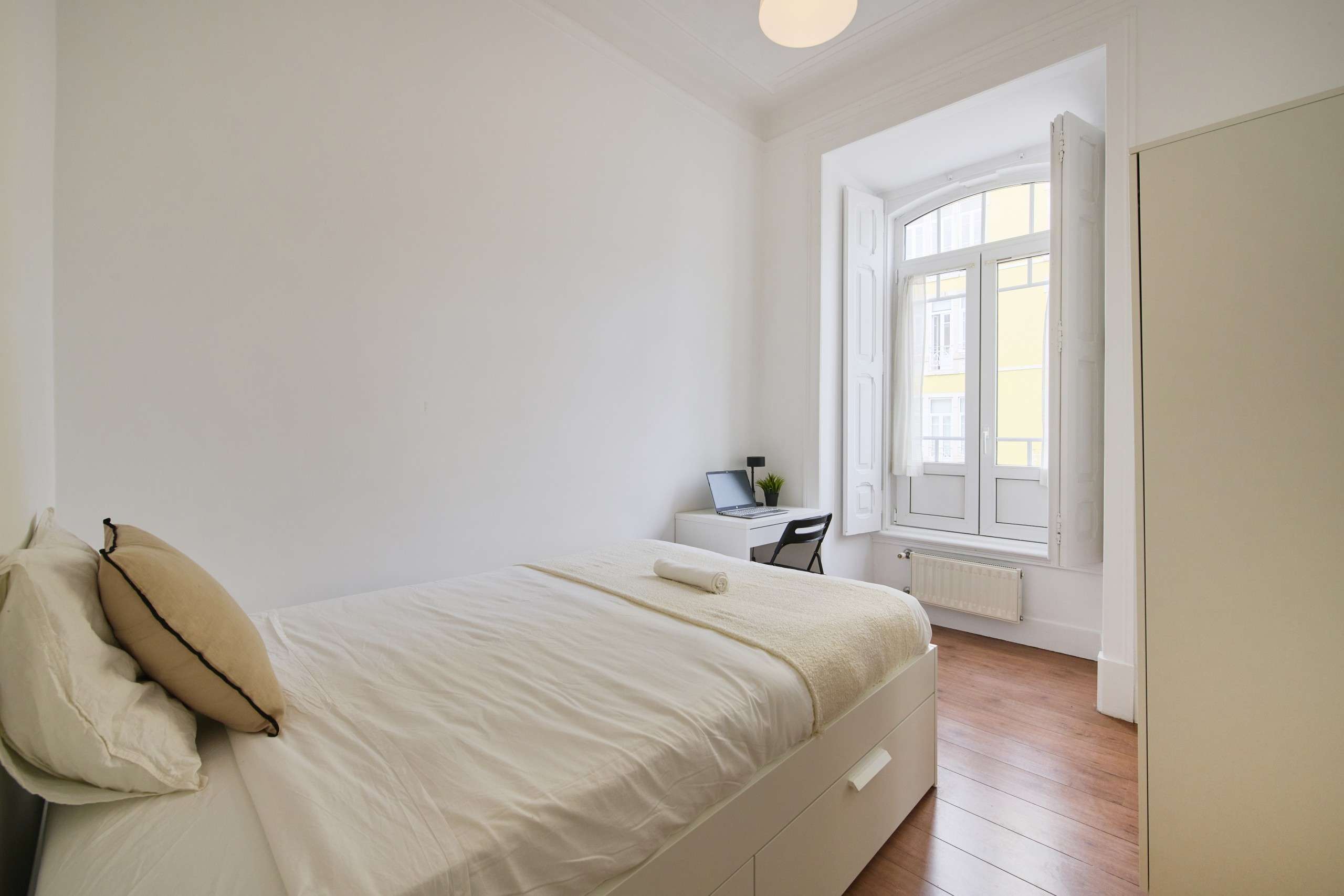 Sunny Double Room 6 with Desk & Wardrobe em Arroios e Penha de França, lisboa – foto 3 de 13