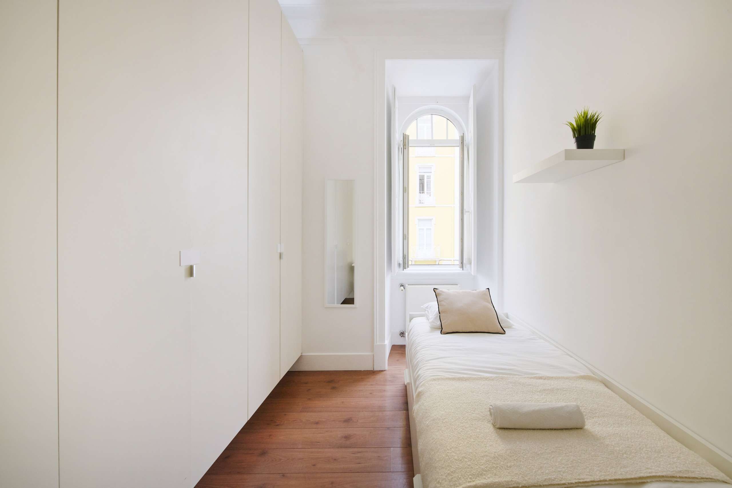 Practical Single Room 8 with Wardrobe em Arroios e Penha de França, lisboa – foto 3 de 13