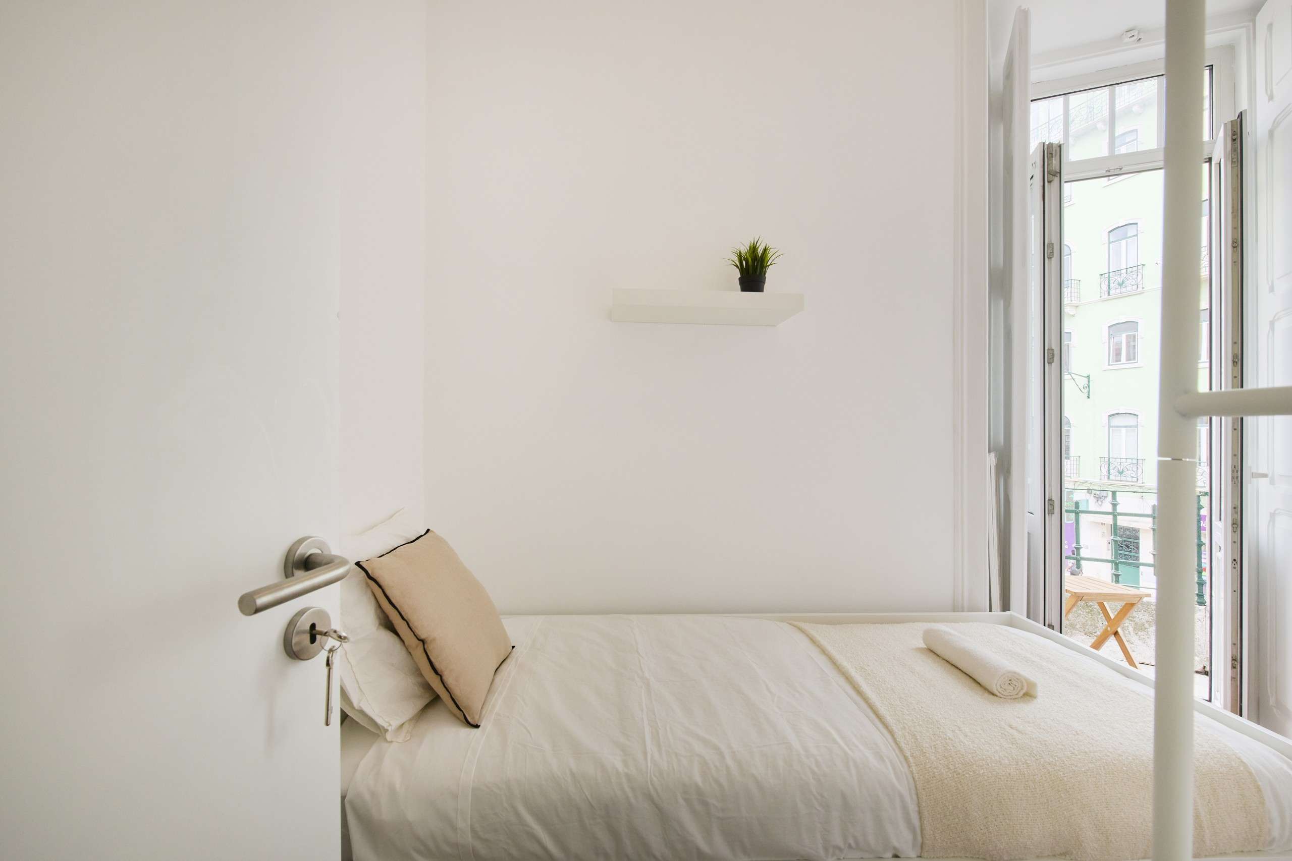 Well-Lit Room 4 with Desk & Wardrobe em Arroios e Penha de França, lisboa – foto 3 de 14