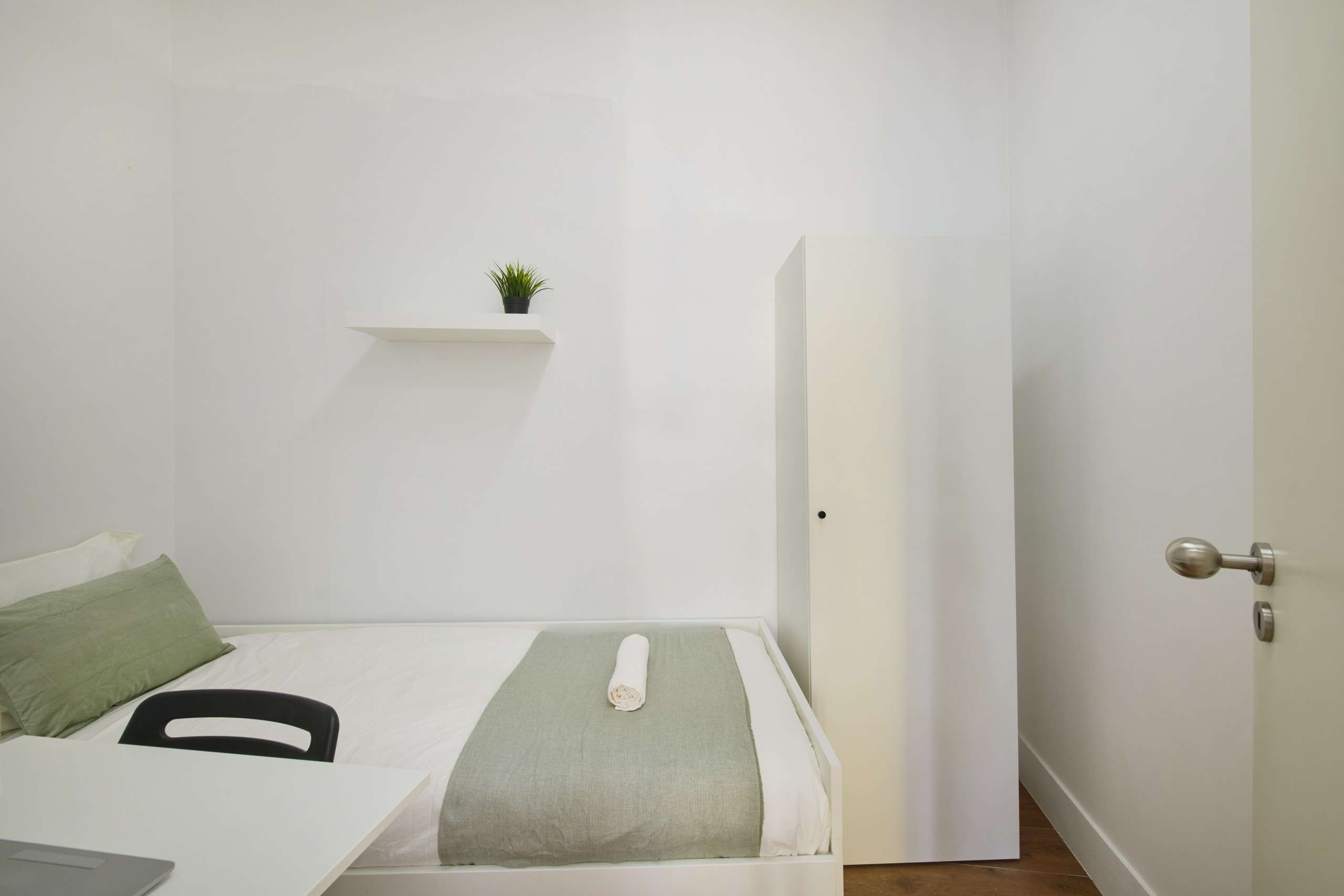 Bright Study Room 9 with Desk & Window em Arroios e Penha de França, lisboa – foto 3 de 12