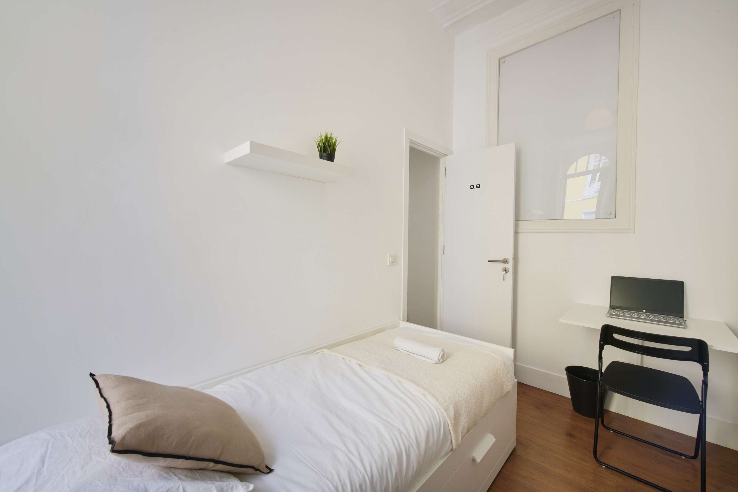 Practical Single Room 8 with Wardrobe em lisboa – foto 1 de 4