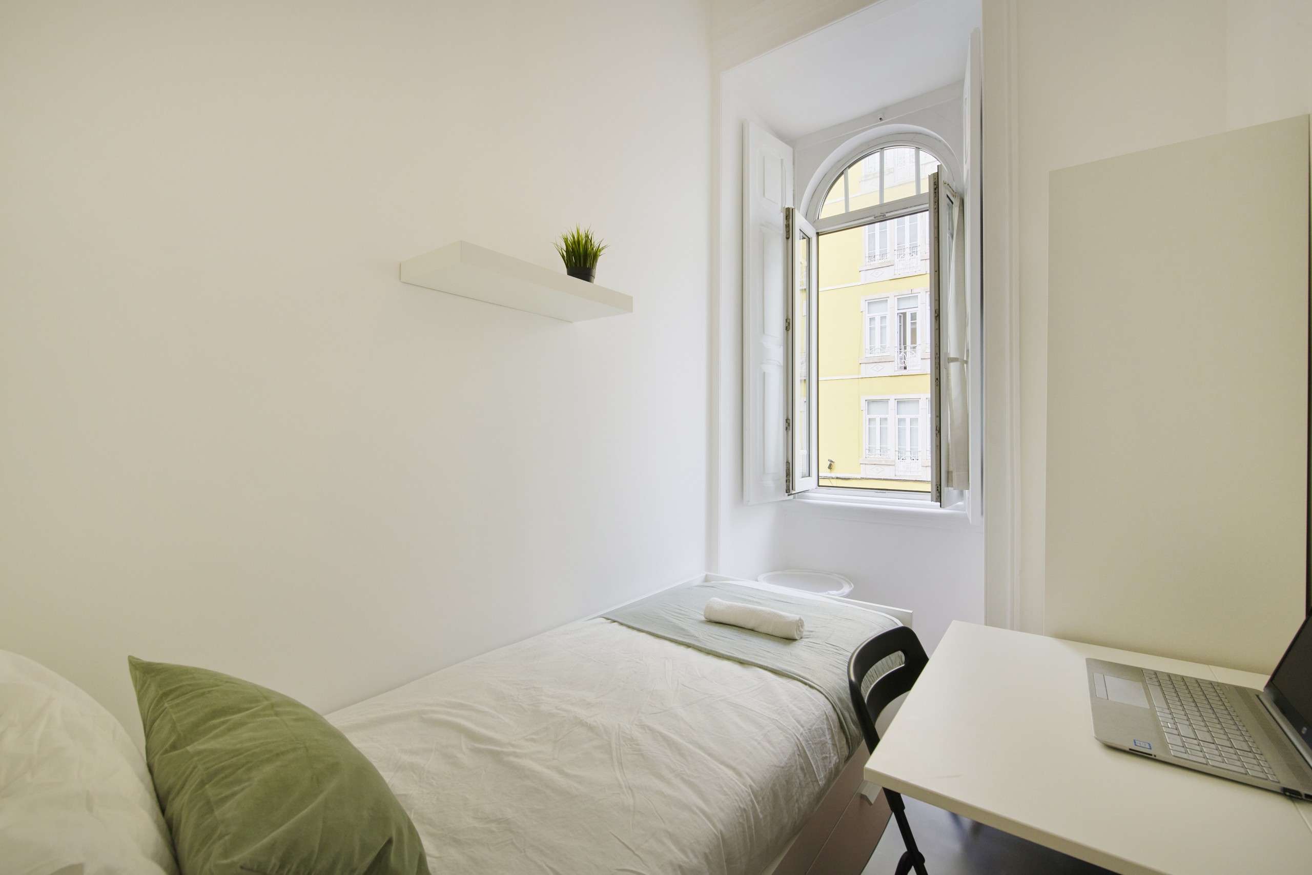 Compact Room 7 with Study & Storage em Arroios e Penha de França, lisboa – foto 3 de 14