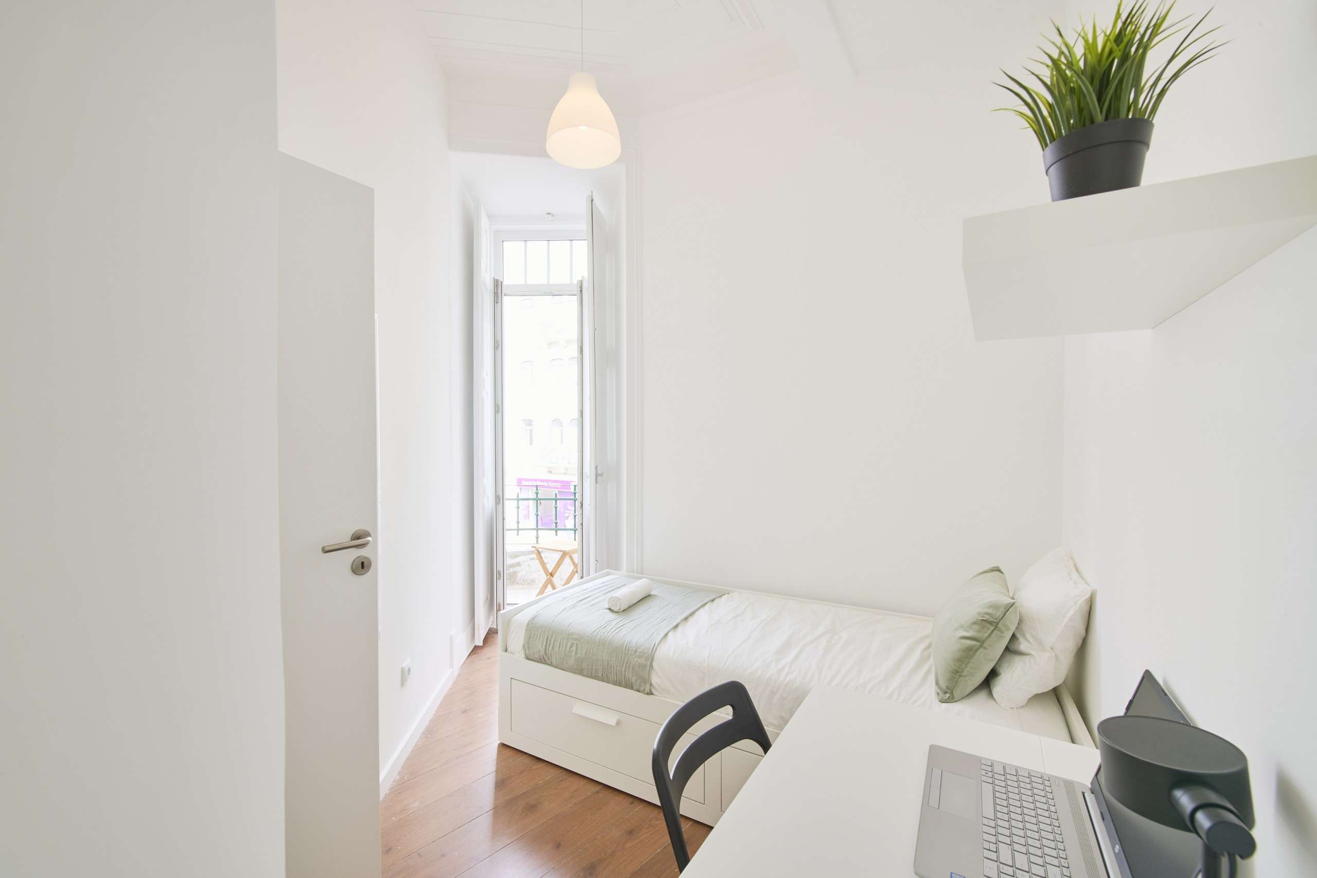 Well-Lit Room 3 with Window & Desk em Arroios e Penha de França, lisboa – foto 3 de 13