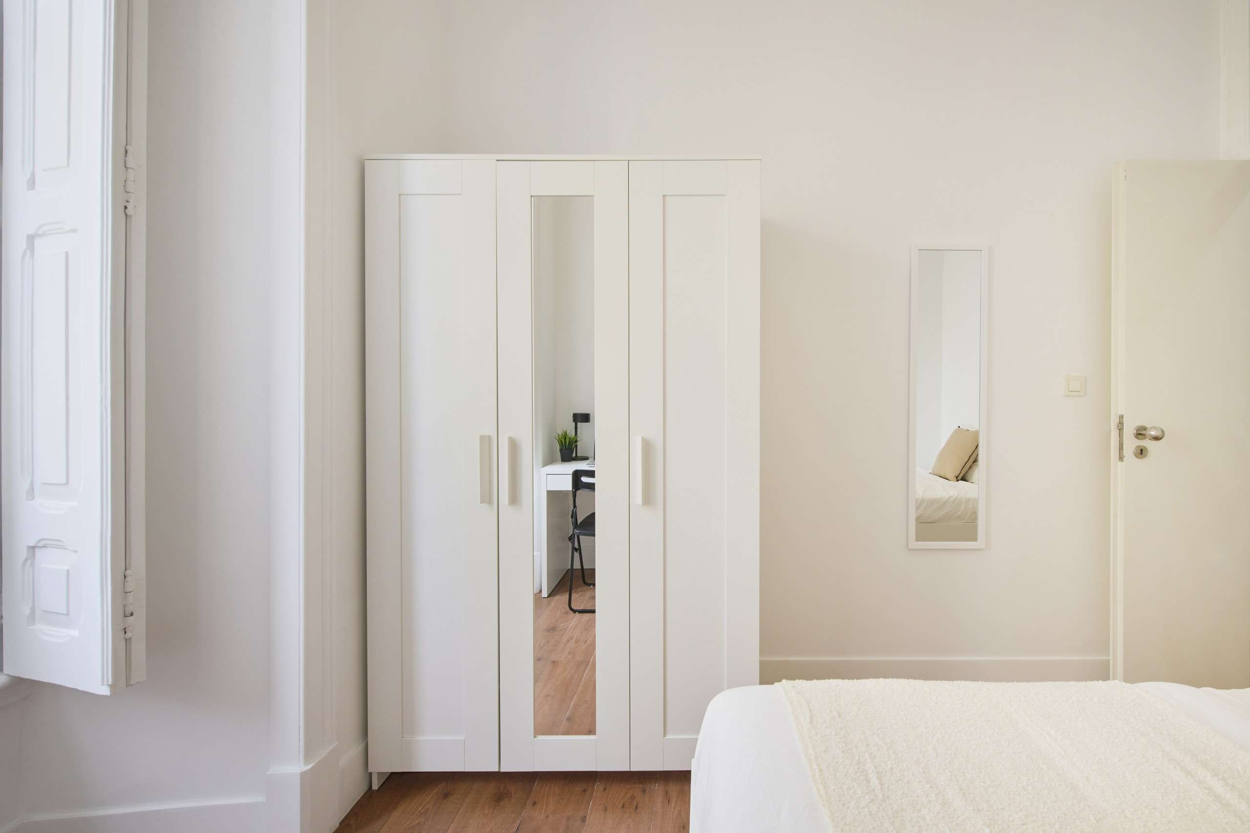Sunny Double Room 6 with Desk & Wardrobe em Arroios e Penha de França, lisboa – foto 4 de 13