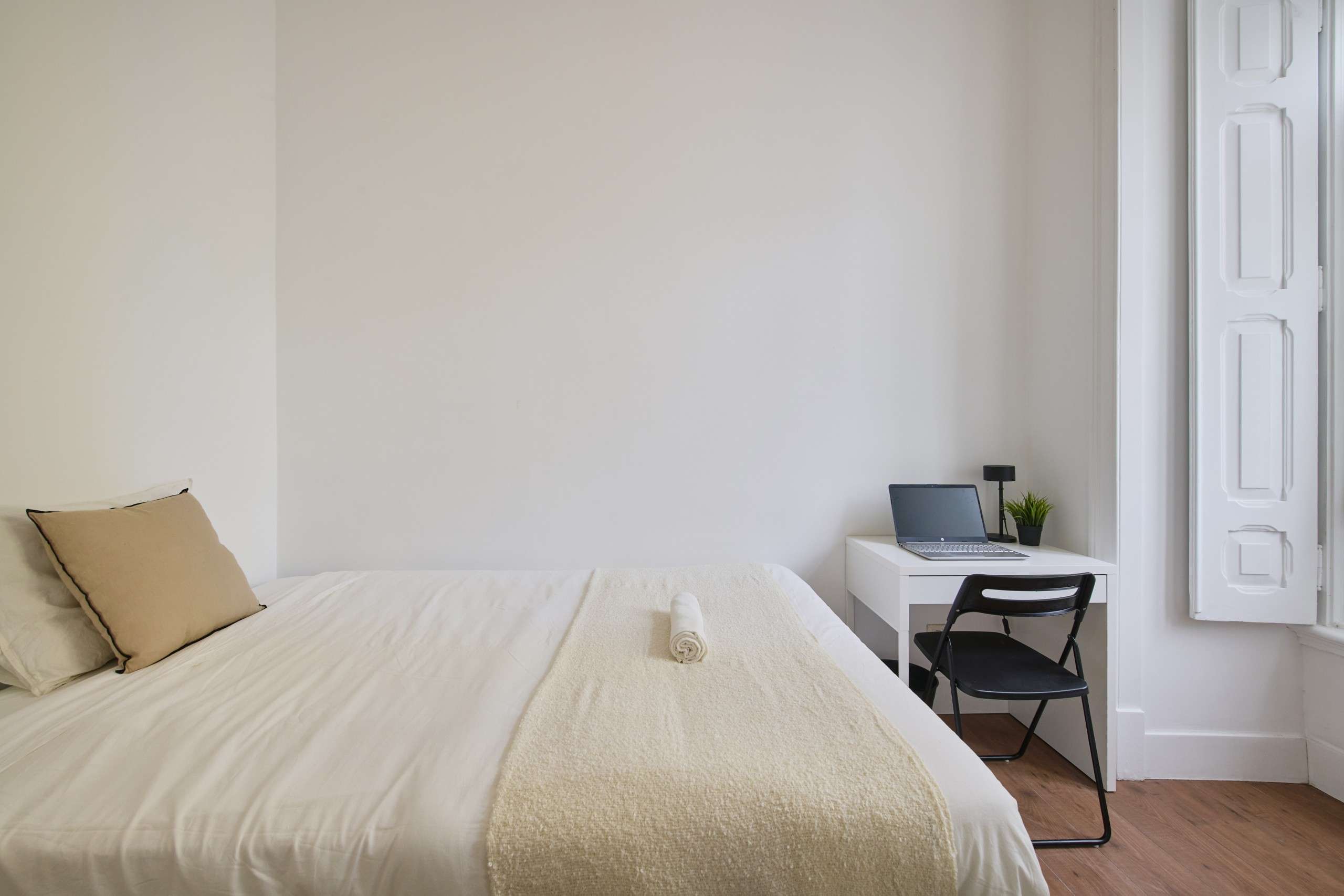 Sunny Double Room 6 with Desk & Wardrobe em Arroios e Penha de França, lisboa – foto 2 de 13