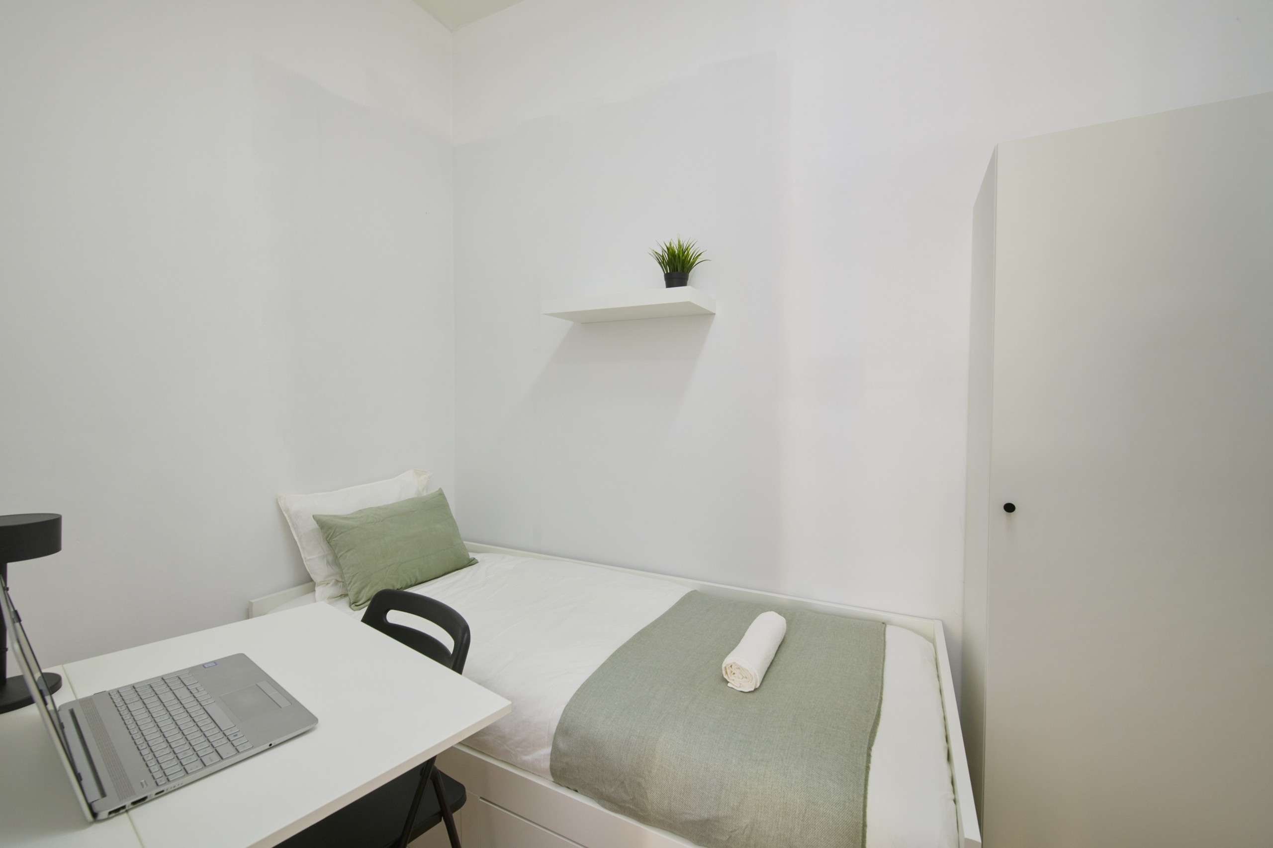 Bright Study Room 9 with Desk & Window em lisboa – foto 1 de 3