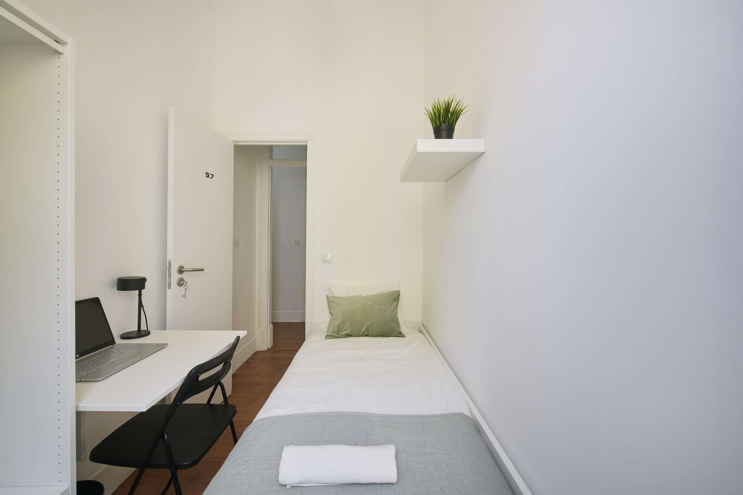 Compact Room 7 with Study & Storage em lisboa – foto 1 de 5