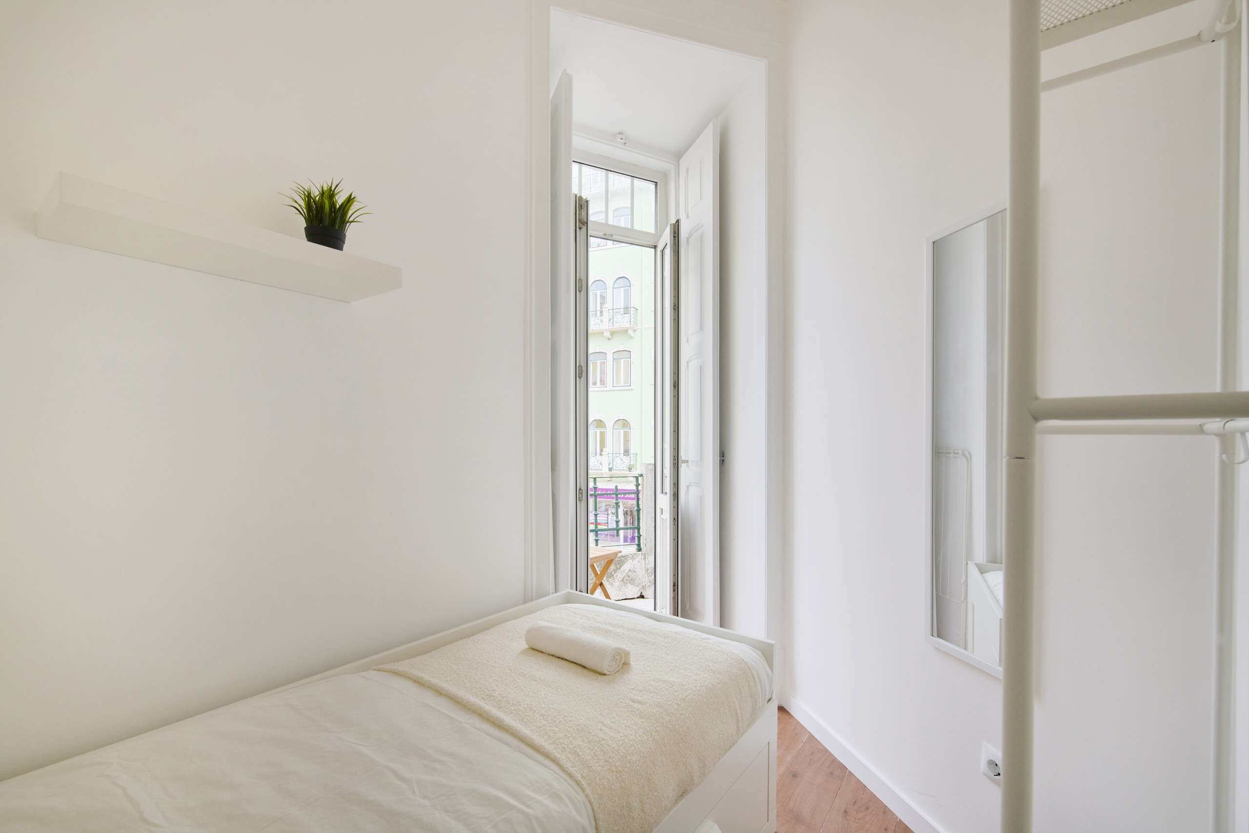 Well-Lit Room 4 with Desk & Wardrobe em lisboa – foto 1 de 5