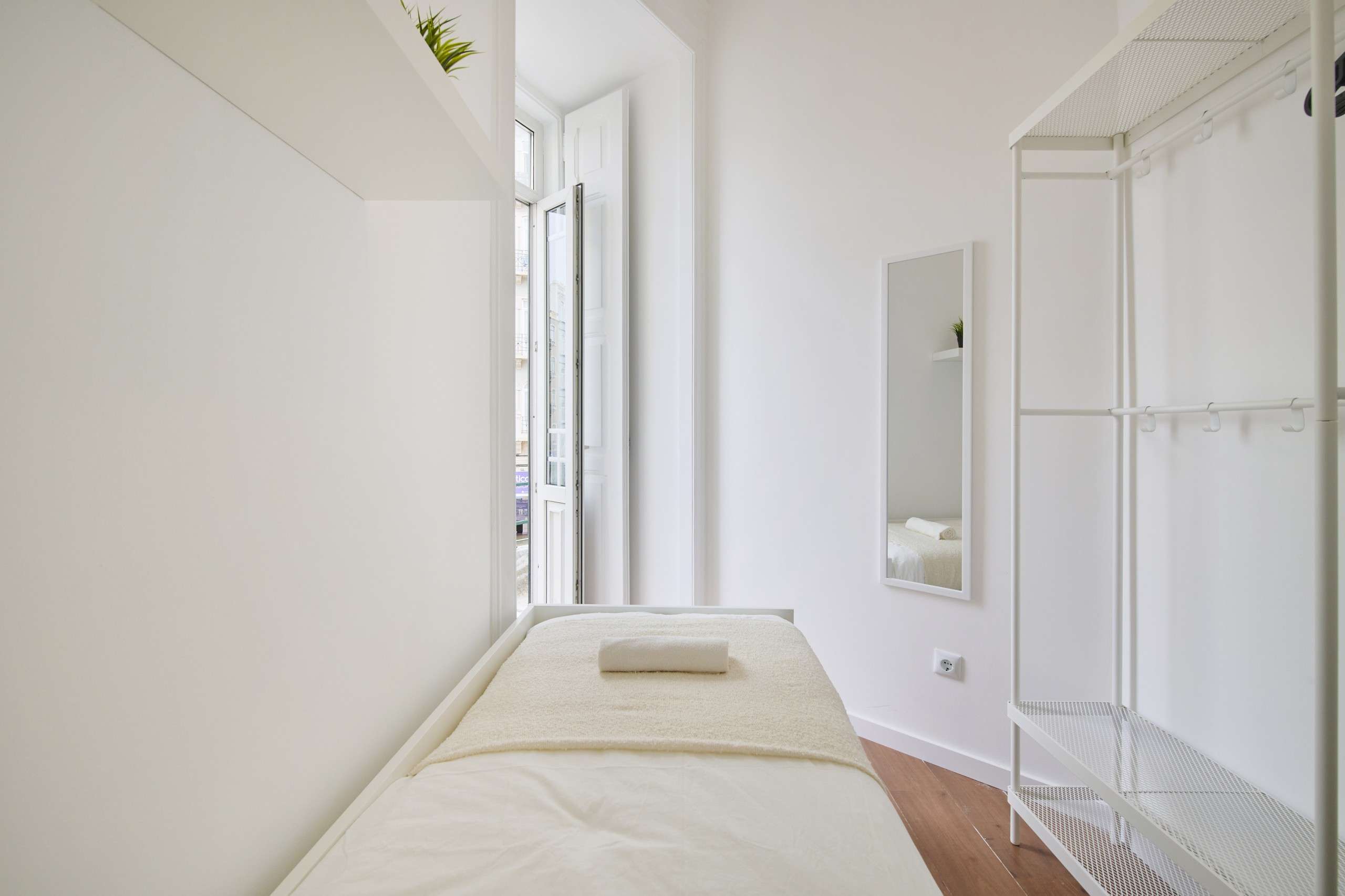Well-Lit Room 4 with Desk & Wardrobe em Arroios e Penha de França, lisboa – foto 4 de 14