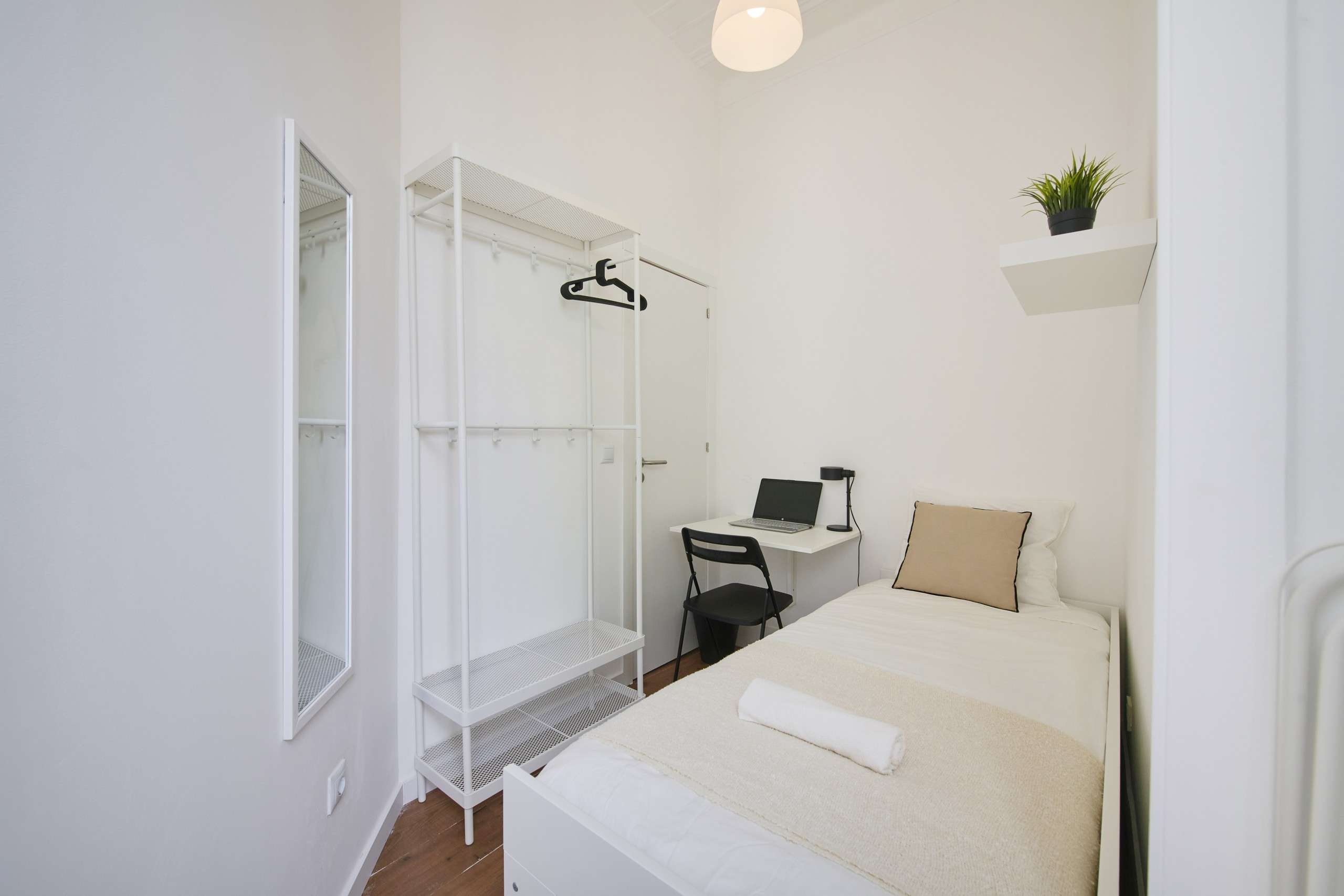 Well-Lit Room 4 with Desk & Wardrobe em Arroios e Penha de França, lisboa – foto 2 de 14