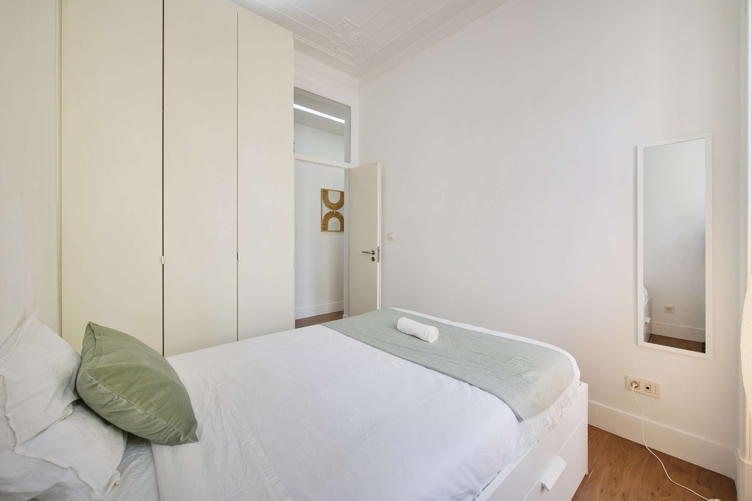 Functional Double Room 5 with Desk em Arroios e Penha de França, lisboa – foto 2 de 13